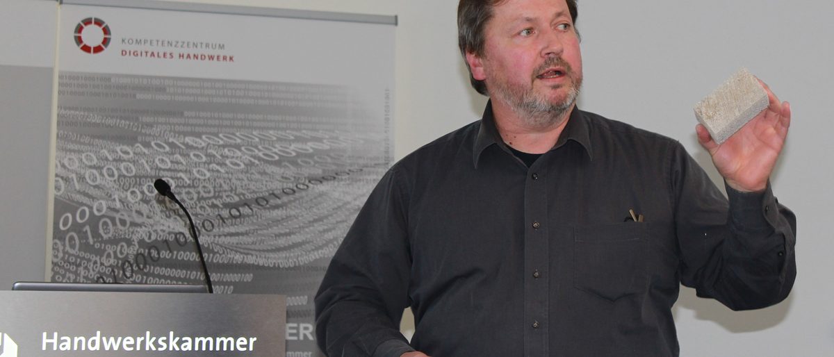 Nicht jeder Stein ist gleich. Christian Franke von den Meier Betonwerken zeigte Einblicke in den Produktionsprozess. Nicht jeder Stein ist gleich. Christian Franke von den Meier Betonwerken zeigte Einblicke in den Produktionsprozess.