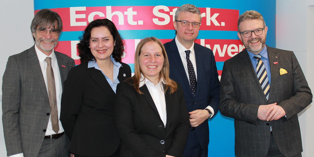 Freuten sich über den wertvollen Gedankenaustausch zur Digitalisierung im Handwerk: Von links HWK-Hauptgeschäftsführer Thomas Koller, Generalkonsulin der Tschechischen Republik, Kristina Larischová, Johanna Erlbacher, den Vizepräsidenten des tschechischen Regierungsrates für Wissenschaft, Forschung und Innovationen, Karel Havli¿ek sowie den Präsidenten der Handwerkskammer für Oberfranken, Thomas Zimmer. Freuten sich über den wertvollen Gedankenaustausch zur Digitalisierung im Handwerk: Von links HWK-Hauptgeschäftsführer Thomas Koller, Generalkonsulin der Tschechischen Republik, Kristina Larischová, Johanna Erlbacher, den Vizepräsidenten des tschechischen Regierungsrates für Wissenschaft, Forschung und Innovationen, Karel Havli¿ek sowie den Präsidenten der Handwerkskammer für Oberfranken, Thomas Zimmer.