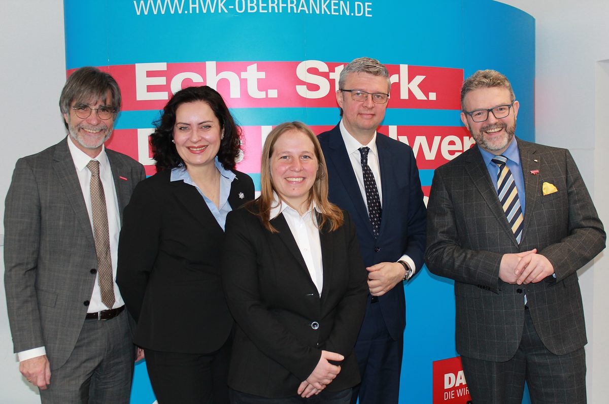 Freuten sich über den wertvollen Gedankenaustausch zur Digitalisierung im Handwerk: Von links HWK-Hauptgeschäftsführer Thomas Koller, Generalkonsulin der Tschechischen Republik, Kristina Larischová, Johanna Erlbacher, den Vizepräsidenten des tschechischen Regierungsrates für Wissenschaft, Forschung und Innovationen, Karel Havli¿ek sowie den Präsidenten der Handwerkskammer für Oberfranken, Thomas Zimmer. Freuten sich über den wertvollen Gedankenaustausch zur Digitalisierung im Handwerk: Von links HWK-Hauptgeschäftsführer Thomas Koller, Generalkonsulin der Tschechischen Republik, Kristina Larischová, Johanna Erlbacher, den Vizepräsidenten des tschechischen Regierungsrates für Wissenschaft, Forschung und Innovationen, Karel Havli¿ek sowie den Präsidenten der Handwerkskammer für Oberfranken, Thomas Zimmer.