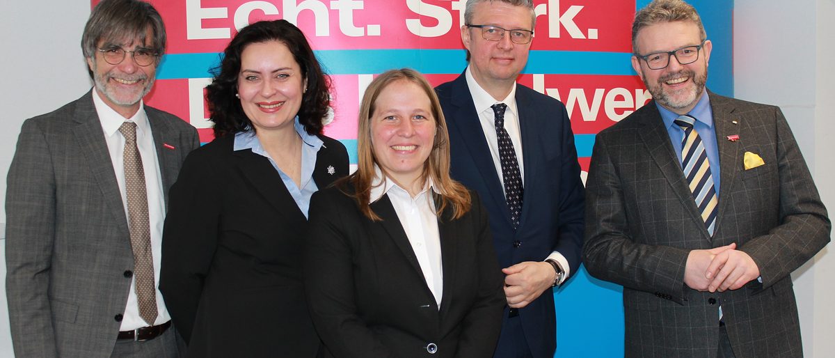 Freuten sich über den wertvollen Gedankenaustausch zur Digitalisierung im Handwerk: Von links HWK-Hauptgeschäftsführer Thomas Koller, Generalkonsulin der Tschechischen Republik, Kristina Larischová, Johanna Erlbacher, den Vizepräsidenten des tschechischen Regierungsrates für Wissenschaft, Forschung und Innovationen, Karel Havli¿ek sowie den Präsidenten der Handwerkskammer für Oberfranken, Thomas Zimmer. Freuten sich über den wertvollen Gedankenaustausch zur Digitalisierung im Handwerk: Von links HWK-Hauptgeschäftsführer Thomas Koller, Generalkonsulin der Tschechischen Republik, Kristina Larischová, Johanna Erlbacher, den Vizepräsidenten des tschechischen Regierungsrates für Wissenschaft, Forschung und Innovationen, Karel Havli¿ek sowie den Präsidenten der Handwerkskammer für Oberfranken, Thomas Zimmer.