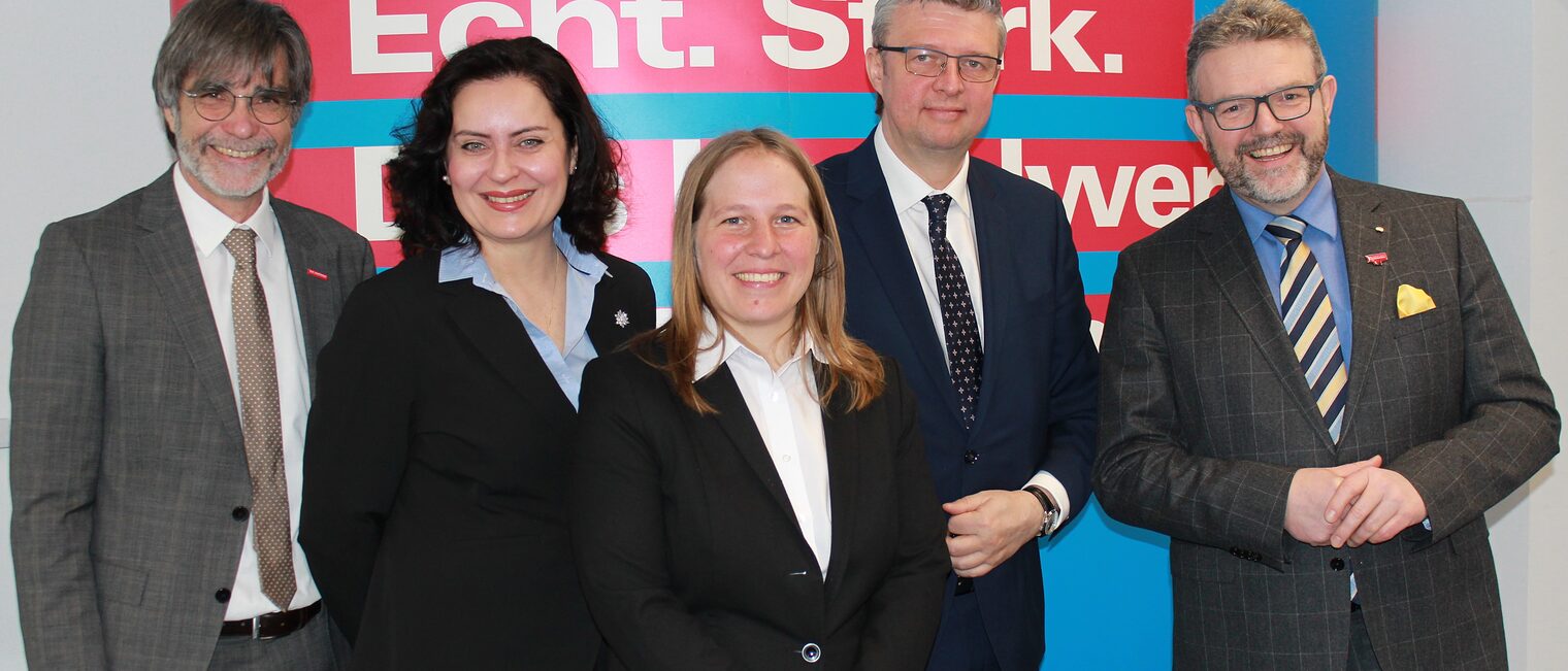 Freuten sich über den wertvollen Gedankenaustausch zur Digitalisierung im Handwerk: Von links HWK-Hauptgeschäftsführer Thomas Koller, Generalkonsulin der Tschechischen Republik, Kristina Larischová, Johanna Erlbacher, den Vizepräsidenten des tschechischen Regierungsrates für Wissenschaft, Forschung und Innovationen, Karel Havli¿ek sowie den Präsidenten der Handwerkskammer für Oberfranken, Thomas Zimmer. Freuten sich über den wertvollen Gedankenaustausch zur Digitalisierung im Handwerk: Von links HWK-Hauptgeschäftsführer Thomas Koller, Generalkonsulin der Tschechischen Republik, Kristina Larischová, Johanna Erlbacher, den Vizepräsidenten des tschechischen Regierungsrates für Wissenschaft, Forschung und Innovationen, Karel Havli¿ek sowie den Präsidenten der Handwerkskammer für Oberfranken, Thomas Zimmer.