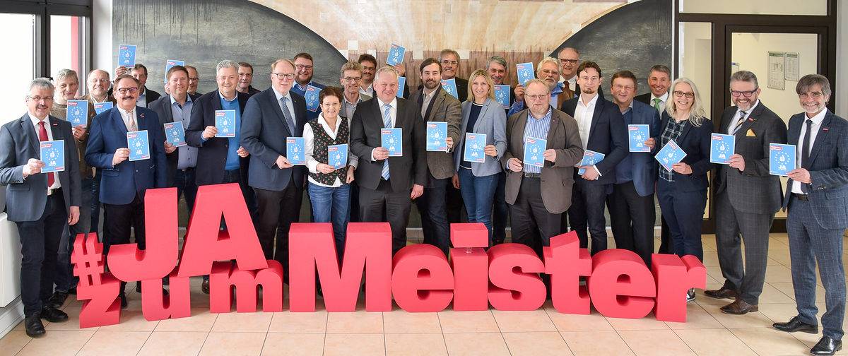 Einmütig in dem Bekenntnis zur Meisterpflicht und zu Europa: Vertreter des oberfränkischen Handwerks mit oberfränkischen Abgeordneten des Bundes- und Landtags beim Politischen Dialog der Kammer. Einmütig in dem Bekenntnis zur Meisterpflicht und zu Europa: Vertreter des oberfränkischen Handwerks mit oberfränkischen Abgeordneten des Bundes- und Landtags beim Politischen Dialog der Kammer.
