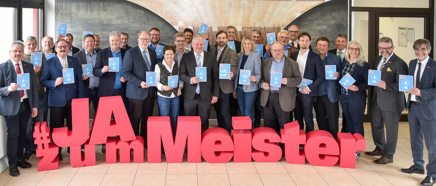 Einmütig in dem Bekenntnis zur Meisterpflicht und zu Europa: Vertreter des oberfränkischen Handwerks mit oberfränkischen Abgeordneten des Bundes- und Landtags beim Politischen Dialog der Kammer. Einmütig in dem Bekenntnis zur Meisterpflicht und zu Europa: Vertreter des oberfränkischen Handwerks mit oberfränkischen Abgeordneten des Bundes- und Landtags beim Politischen Dialog der Kammer.