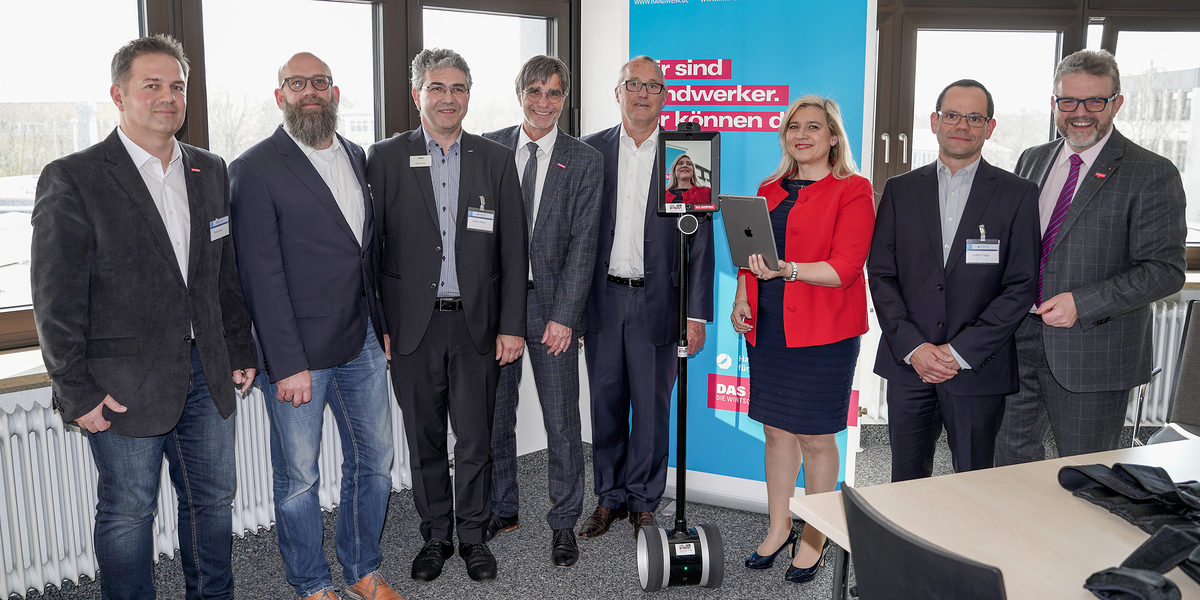 2. Bayreuther AAL-Kongress Wie vielfältig die Möglichkeiten und Chancen von technischen Assistenzlösungen im Alltag sein können wurde beim 2. Bayreuther AAL-Kongress deutlich. Unser Bild zeigt von links Heiko Betz, Fachbereichsleiter Elektrotechnik der HWK, Gernot Gebauer, Geschäftsführer reha team Bayreuth GmbH, Stefan Klein, Referent Technische Verkaufsförderung der Hager Vertriebsgesellschaft mbH & Co. KG, HWK-Hauptgeschäftsführer Thomas Koller, Anton Zahneisen, Projektleiter Joseph-Stiftung Bamberg, Bayerns Gesundheits- und Pflegeministerin Melanie Huml, Lothar Feige, CEO pikkerton GmbH Berlin und HWK-Präsidenten Thomas Zimmer.