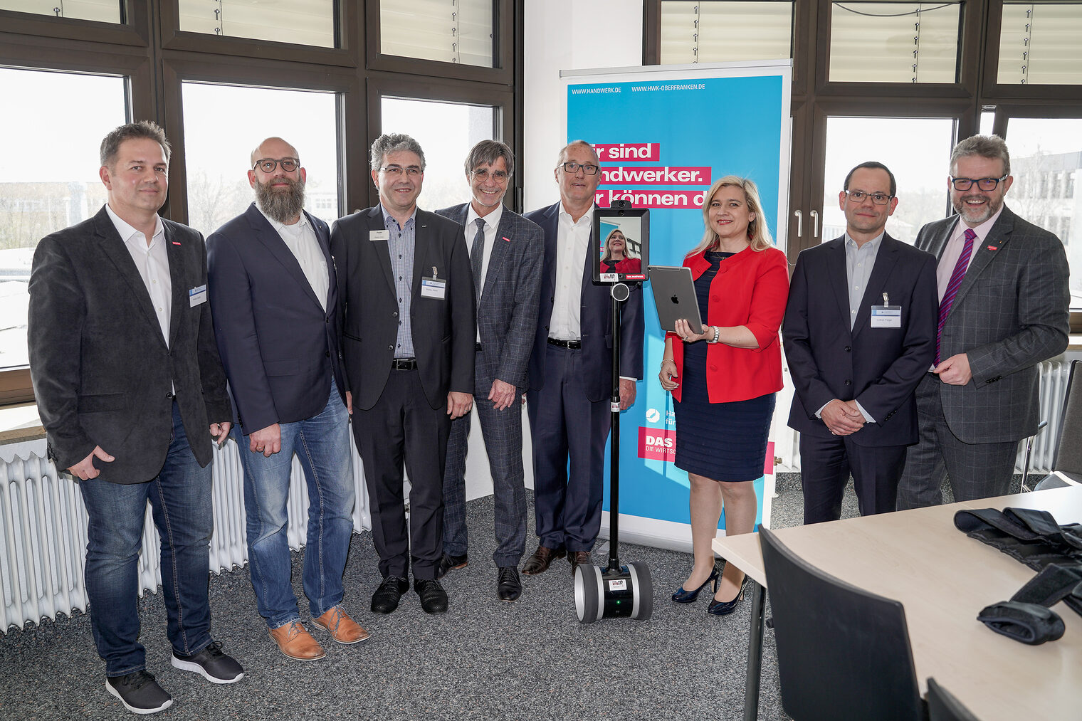 Wie vielfältig die Möglichkeiten und Chancen von technischen Assistenzlösungen im Alltag sein können wurde beim 2. Bayreuther AAL-Kongress deutlich. Unser Bild zeigt von links Heiko Betz, Fachbereichsleiter Elektrotechnik der HWK, Gernot Gebauer, Geschäftsführer reha team Bayreuth GmbH, Stefan Klein, Referent Technische Verkaufsförderung der Hager Vertriebsgesellschaft mbH & Co. KG, HWK-Hauptgeschäftsführer Thomas Koller, Anton Zahneisen, Projektleiter Joseph-Stiftung Bamberg, Bayerns Gesundheits- und Pflegeministerin Melanie Huml, Lothar Feige, CEO pikkerton GmbH Berlin und HWK-Präsidenten Thomas Zimmer.