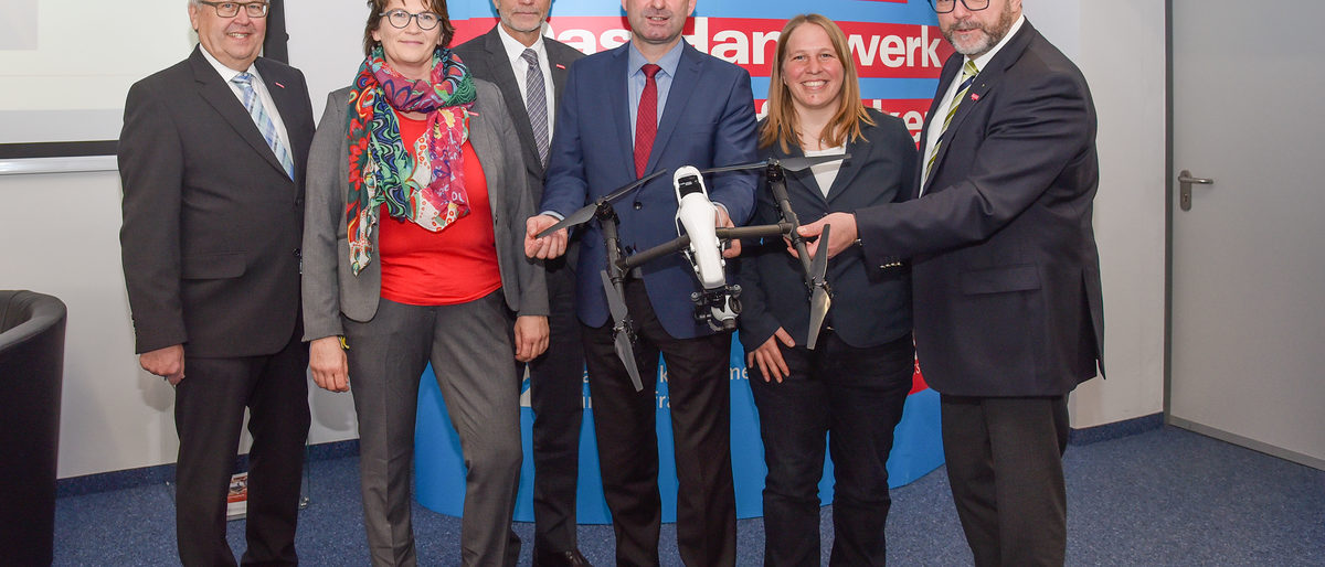 Besuch des Bayerischen Wirtschaftsministers Hubert Aiwanger Beim Besuch des Kompetenzzentrums Digitales Handwerk lobte Bayerns Wirtschaftsminister Hubert Aiwanger die Aktivitäten der Handwerkskammer für Oberfranken bei der Berufsorientierung. Im Bild von links der Bayreuther Kreishandwerksmeister Peter Engelbrecht, Michaela Heimpel, Leitung Unternehmenskommunikation, HWK-Hauptgeschäftsführer Thomas Koller, Staatsminister Hubert Aiwanger, Dipl.-Ing. Johanna Erlbacher, KDH-Projektleitung und HWK-Präsident Thomas Zimmer.