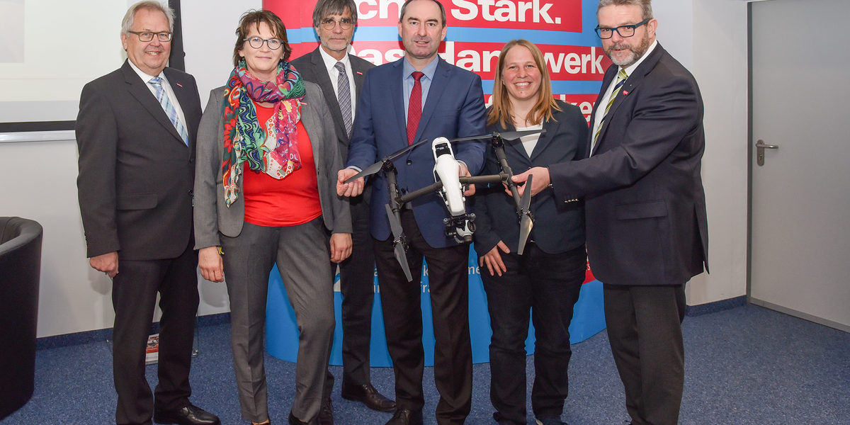 Besuch des Bayerischen Wirtschaftsministers Hubert Aiwanger Beim Besuch des Kompetenzzentrums Digitales Handwerk lobte Bayerns Wirtschaftsminister Hubert Aiwanger die Aktivitäten der Handwerkskammer für Oberfranken bei der Berufsorientierung. Im Bild von links der Bayreuther Kreishandwerksmeister Peter Engelbrecht, Michaela Heimpel, Leitung Unternehmenskommunikation, HWK-Hauptgeschäftsführer Thomas Koller, Staatsminister Hubert Aiwanger, Dipl.-Ing. Johanna Erlbacher, KDH-Projektleitung und HWK-Präsident Thomas Zimmer.