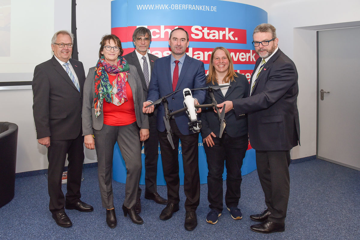 Besuch des Bayerischen Wirtschaftsministers Hubert Aiwanger Beim Besuch des Kompetenzzentrums Digitales Handwerk lobte Bayerns Wirtschaftsminister Hubert Aiwanger die Aktivitäten der Handwerkskammer für Oberfranken bei der Berufsorientierung. Im Bild von links der Bayreuther Kreishandwerksmeister Peter Engelbrecht, Michaela Heimpel, Leitung Unternehmenskommunikation, HWK-Hauptgeschäftsführer Thomas Koller, Staatsminister Hubert Aiwanger, Dipl.-Ing. Johanna Erlbacher, KDH-Projektleitung und HWK-Präsident Thomas Zimmer.