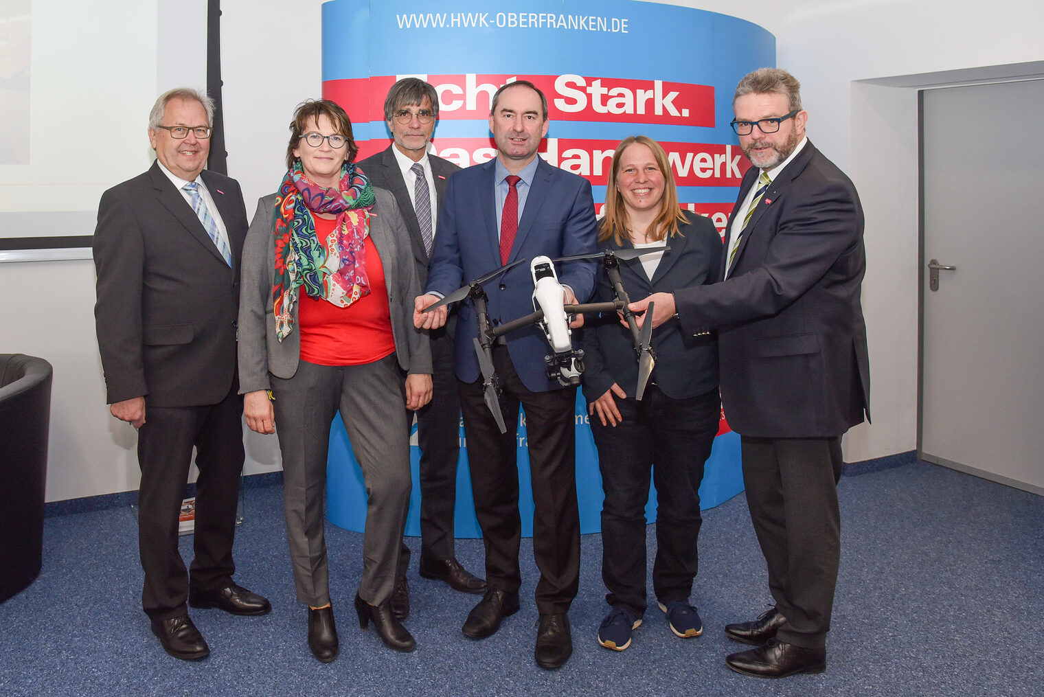 Beim Besuch des Kompetenzzentrums Digitales Handwerk lobte Bayerns Wirtschaftsminister Hubert Aiwanger die Aktivitäten der Handwerkskammer für Oberfranken bei der Berufsorientierung. Im Bild von links der Bayreuther Kreishandwerksmeister Peter Engelbrecht, Michaela Heimpel, Leitung Unternehmenskommunikation, HWK-Hauptgeschäftsführer Thomas Koller, Staatsminister Hubert Aiwanger, Dipl.-Ing. Johanna Erlbacher, KDH-Projektleitung und HWK-Präsident Thomas Zimmer.