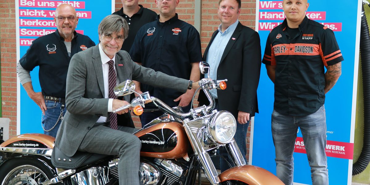 Glänzendes Chrom und glänzende Augen: Berthold "Bertl" Paukner, HWK-Hauptgeschäftsführer Thomas Koller (auf dem Motorrad), Ausbildungsmeister Stefan Korzendorfer-Eisenhut, Markus "Jonny" Oehler, Kreishandwerksmeister Jens Beland und Michal Steinbach von Harley (von links). Glänzendes Chrom und glänzende Augen: Berthold "Bertl" Paukner, HWK-Hauptgeschäftsführer Thomas Koller (auf dem Motorrad), Ausbildungsmeister Stefan Korzendorfer-Eisenhut, Markus "Jonny" Oehler, Kreishandwerksmeister Jens Beland und Michal Steinbach von Harley (von links).