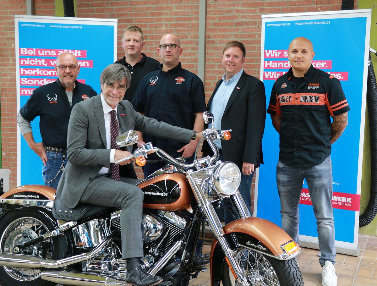 Glänzendes Chrom und glänzende Augen: Berthold "Bertl" Paukner, HWK-Hauptgeschäftsführer Thomas Koller (auf dem Motorrad), Ausbildungsmeister Stefan Korzendorfer-Eisenhut, Markus "Jonny" Oehler, Kreishandwerksmeister Jens Beland und Michal Steinbach von Harley (von links). Glänzendes Chrom und glänzende Augen: Berthold "Bertl" Paukner, HWK-Hauptgeschäftsführer Thomas Koller (auf dem Motorrad), Ausbildungsmeister Stefan Korzendorfer-Eisenhut, Markus "Jonny" Oehler, Kreishandwerksmeister Jens Beland und Michal Steinbach von Harley (von links).