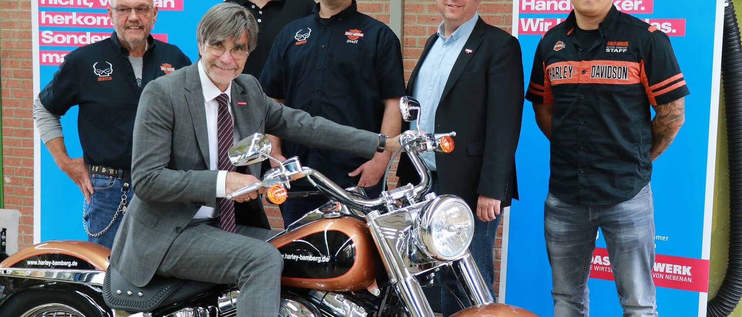 Glänzendes Chrom und glänzende Augen: Berthold "Bertl" Paukner, HWK-Hauptgeschäftsführer Thomas Koller (auf dem Motorrad), Ausbildungsmeister Stefan Korzendorfer-Eisenhut, Markus "Jonny" Oehler, Kreishandwerksmeister Jens Beland und Michal Steinbach von Harley (von links). Glänzendes Chrom und glänzende Augen: Berthold "Bertl" Paukner, HWK-Hauptgeschäftsführer Thomas Koller (auf dem Motorrad), Ausbildungsmeister Stefan Korzendorfer-Eisenhut, Markus "Jonny" Oehler, Kreishandwerksmeister Jens Beland und Michal Steinbach von Harley (von links).