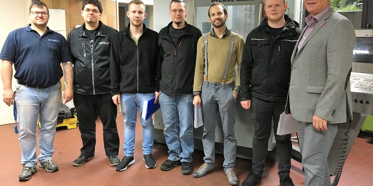 Glücklich und zufrieden: Ein Teil der erfolgreichen Teilnehmer der Qualifizierung zur CNC-Fachkraft (HWK) mit Lehrgangsleiter Mario Fischer (links) und dem Leiter des BTZ Bamberg, Werner Herold (rechts). Glücklich und zufrieden: Ein Teil der erfolgreichen Teilnehmer der Qualifizierung zur CNC-Fachkraft (HWK) mit Lehrgangsleiter Mario Fischer (links) und dem Leiter des BTZ Bamberg, Werner Herold (rechts).