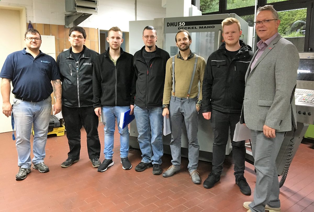 Glücklich und zufrieden: Ein Teil der erfolgreichen Teilnehmer der Qualifizierung zur CNC-Fachkraft (HWK) mit Lehrgangsleiter Mario Fischer (links) und dem Leiter des BTZ Bamberg, Werner Herold (rechts). Glücklich und zufrieden: Ein Teil der erfolgreichen Teilnehmer der Qualifizierung zur CNC-Fachkraft (HWK) mit Lehrgangsleiter Mario Fischer (links) und dem Leiter des BTZ Bamberg, Werner Herold (rechts).