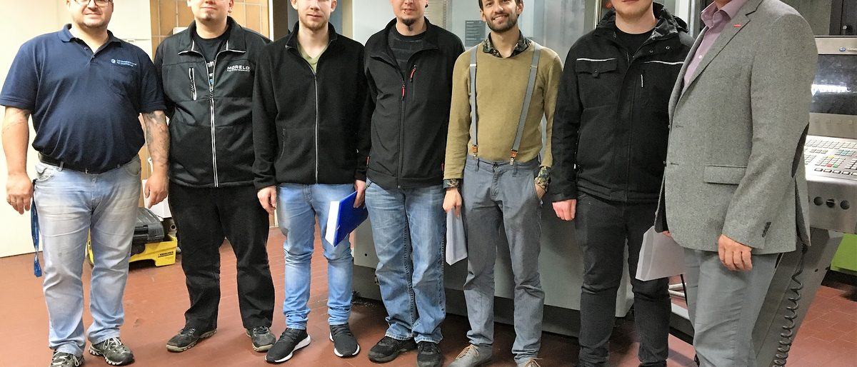 Glücklich und zufrieden: Ein Teil der erfolgreichen Teilnehmer der Qualifizierung zur CNC-Fachkraft (HWK) mit Lehrgangsleiter Mario Fischer (links) und dem Leiter des BTZ Bamberg, Werner Herold (rechts). Glücklich und zufrieden: Ein Teil der erfolgreichen Teilnehmer der Qualifizierung zur CNC-Fachkraft (HWK) mit Lehrgangsleiter Mario Fischer (links) und dem Leiter des BTZ Bamberg, Werner Herold (rechts).