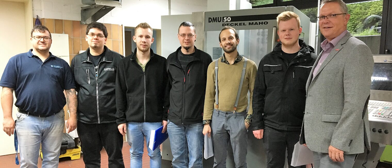 Glücklich und zufrieden: Ein Teil der erfolgreichen Teilnehmer der Qualifizierung zur CNC-Fachkraft (HWK) mit Lehrgangsleiter Mario Fischer (links) und dem Leiter des BTZ Bamberg, Werner Herold (rechts).