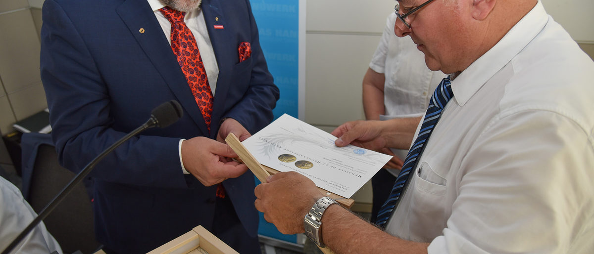 Überrascht und gerührt: HWK-Präsident Thomas Zimmer erhielt von Pierre Vera, Präsident der französischen Partnerkammer Chambre de Métiers et de l¿Artisanat de l¿Aude der HWK für Oberfranken (rechts), die ¿Goldmedaille der Anerkennung des (französischen) Handwerks¿. Überrascht und gerührt: HWK-Präsident Thomas Zimmer erhielt von Pierre Vera, Präsident der französischen Partnerkammer Chambre de Métiers et de l¿Artisanat de l¿Aude der HWK für Oberfranken (rechts), die ¿Goldmedaille der Anerkennung des (französischen) Handwerks¿.