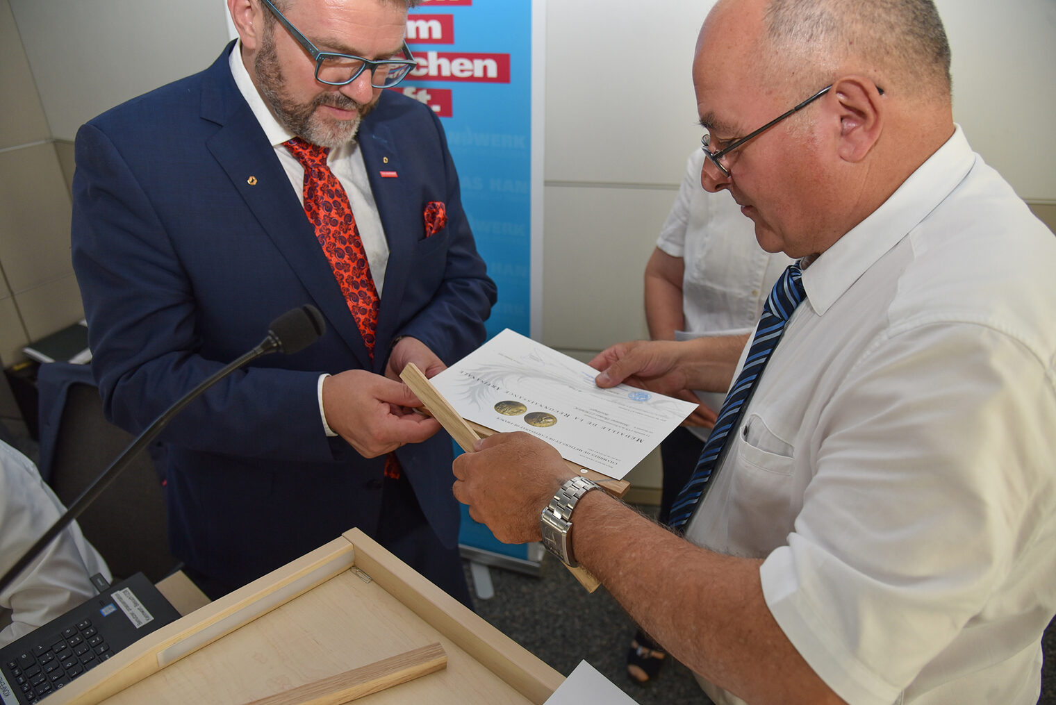 Überrascht und gerührt: HWK-Präsident Thomas Zimmer erhielt von Pierre Vera, Präsident der französischen Partnerkammer Chambre de Métiers et de l¿Artisanat de l¿Aude der HWK für Oberfranken (rechts), die ¿Goldmedaille der Anerkennung des (französischen) Handwerks¿.