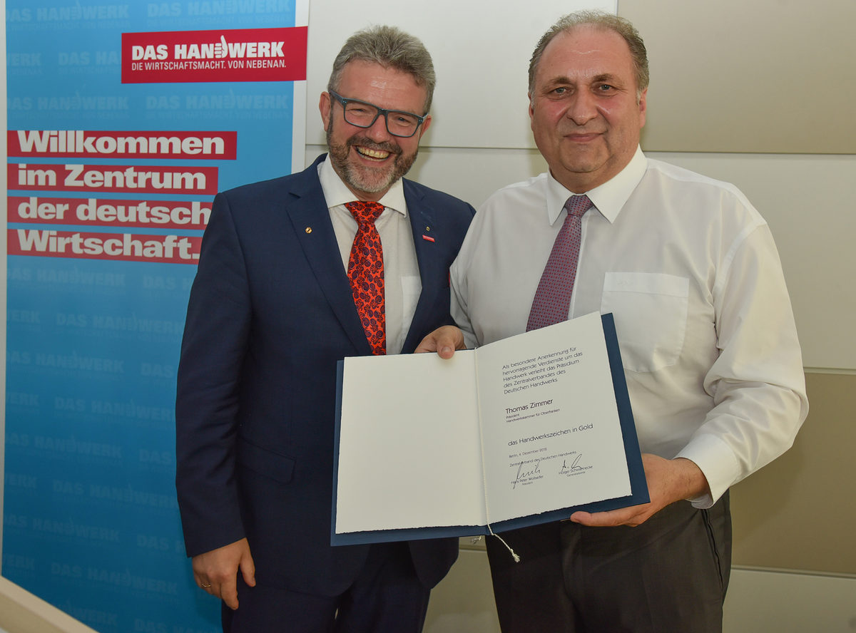 ZDH-Präsident Hans Peter Wollseifer (rechts) überbrachte Thomas Zimmer mit dem Handwerkszeichen in Gold das höchste Ehrenabzeichen, das der Zentralverband des deutschen Handwerks (ZDH) zu vergeben hat ZDH-Präsident Hans Peter Wollseifer (rechts) überbrachte Thomas Zimmer mit dem Handwerkszeichen in Gold das höchste Ehrenabzeichen, das der Zentralverband des deutschen Handwerks (ZDH) zu vergeben hat