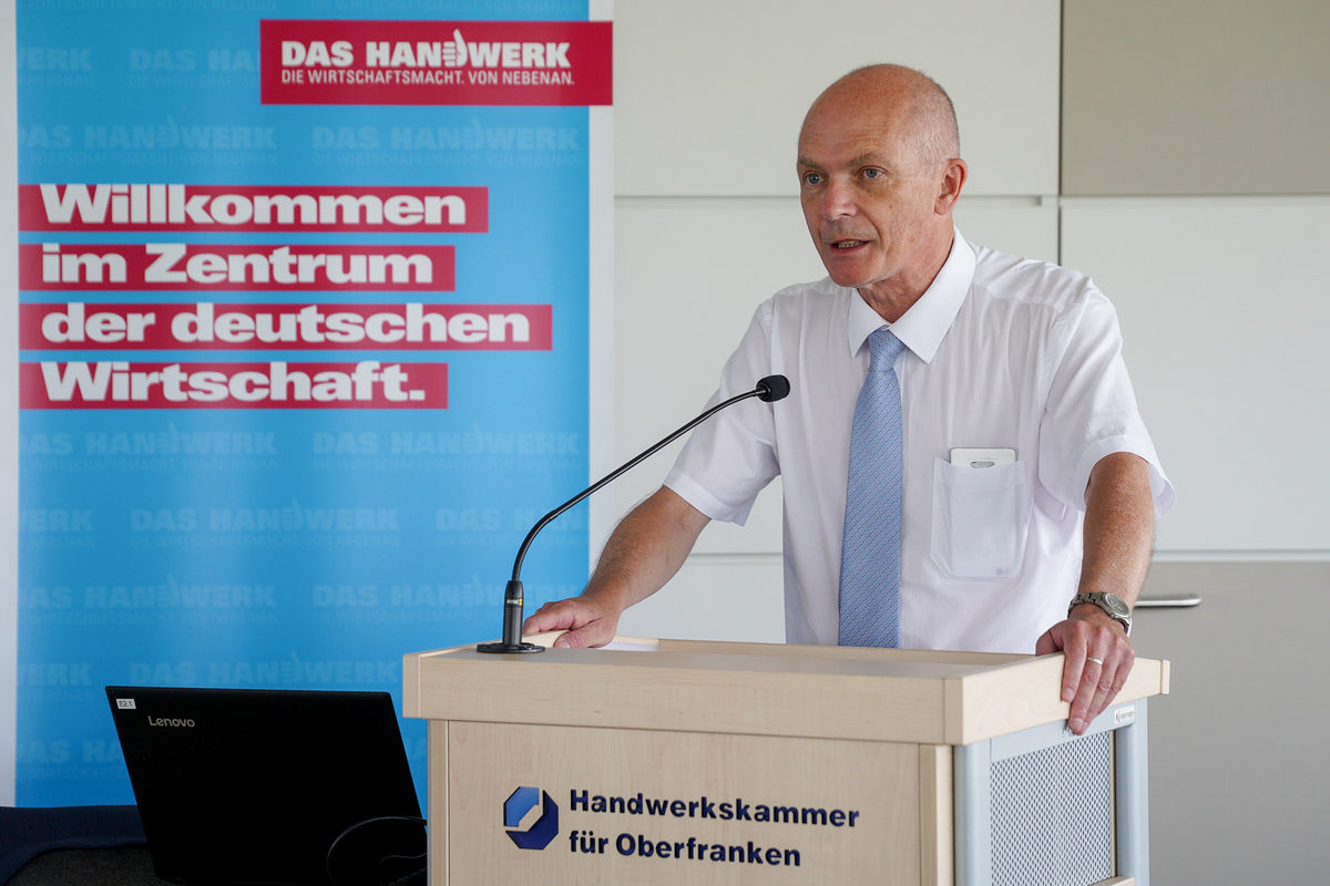 Dr. Peter Stein, beim Bayerischen Wirtschaftsministerium in der Abteilung Mittelstand, Handwerk, Freie Berufe, Handel für die Handwerkspolitik zuständig, war voll des Lobes für die Verantwortlichen der HWK für Oberfranken. Dr. Peter Stein, beim Bayerischen Wirtschaftsministerium in der Abteilung Mittelstand, Handwerk, Freie Berufe, Handel für die Handwerkspolitik zuständig, war voll des Lobes für die Verantwortlichen der HWK für Oberfranken.