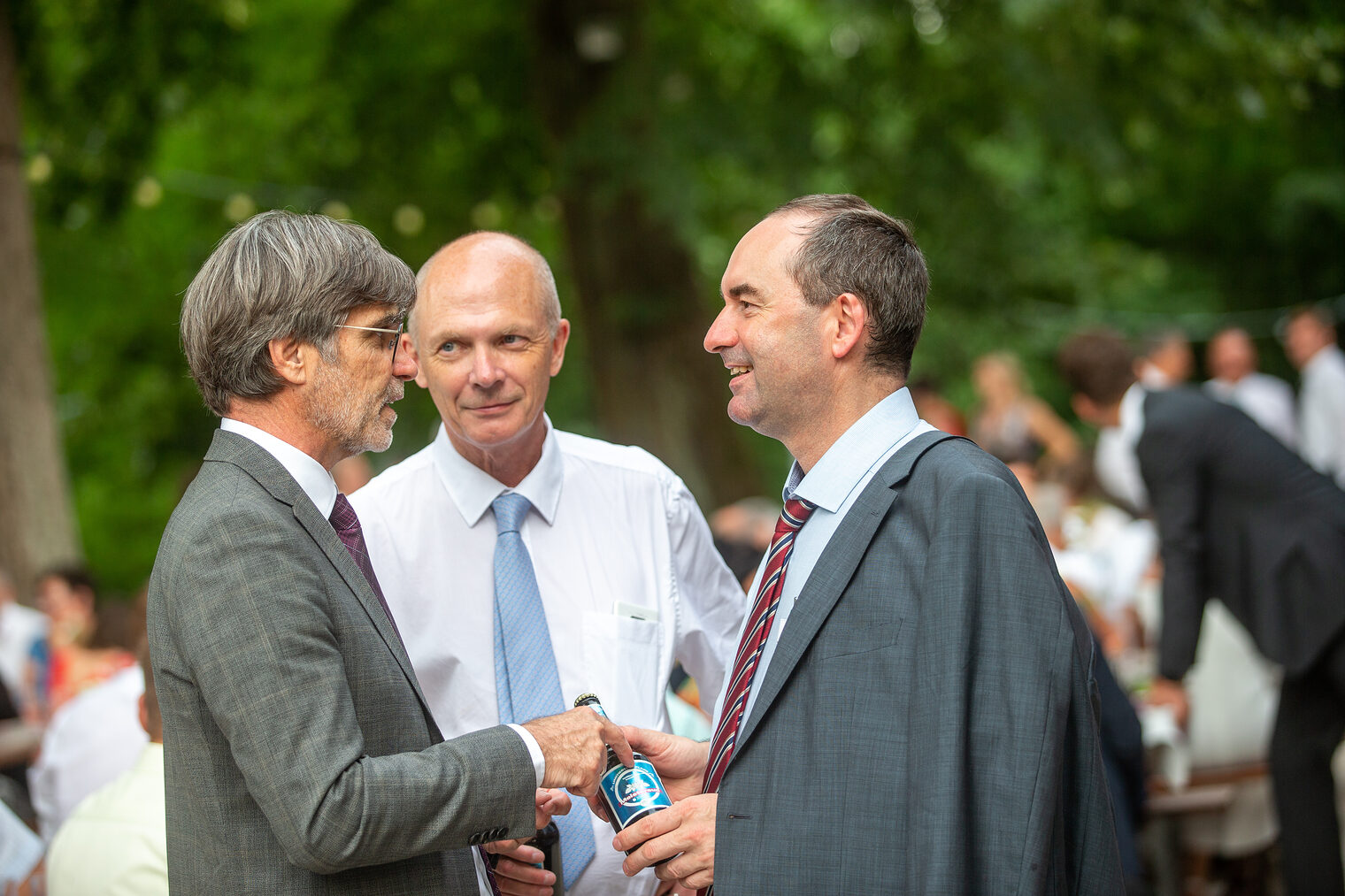 Wichtige Gespräche mit wichtigen Partnern - dieses Ziel erreicht die Handwerkskammer mit ihrem Sommerempfang. Hier diskutiert HWK-Hauptgeschäftsführer Thomas Koller mit Dr. Peter Stein, den für Handwerkspolitik zuständigen Ansprechpartner des bayerischen Wirtschaftsministeriums, und Wirtschaftsminister Hubert Aiwanger (von links). Aiwanger, HWK, Sommerempfang