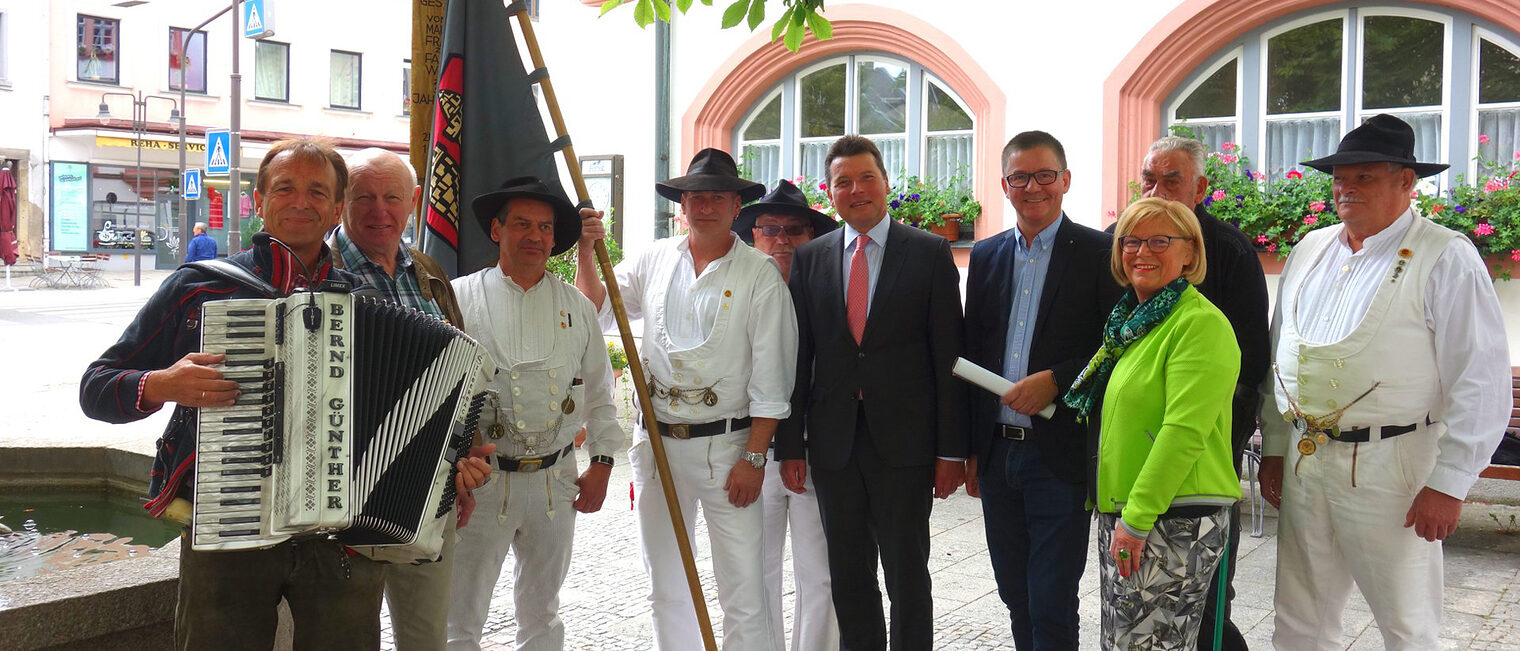 Handwerker der Steinhauer- und Maurerbruderschaft Hof und Umgebung, Deutschlands älteste, noch bestehende Zunft, machten Hofs Oberbürgermeister Dr. Harald Fichtner (Mitte) ihre Aufwartung. Handwerker der Steinhauer- und Maurerbruderschaft Hof und Umgebung, Deutschlands älteste, noch bestehende Zunft, machten Hofs Oberbürgermeister Dr. Harald Fichtner (Mitte) ihre Aufwartung.