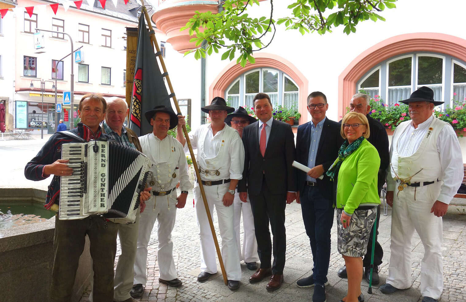 Handwerker der Steinhauer- und Maurerbruderschaft Hof und Umgebung, Deutschlands älteste, noch bestehende Zunft, machten Hofs Oberbürgermeister Dr. Harald Fichtner (Mitte) ihre Aufwartung. 