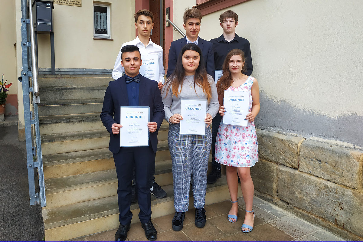 Vordere Reihe von links Aysar Aosman, Maricella Derla, und Eva Peschke. Hintere Reihe von links Nathan Neundorf, Niklas Schömig und Benedikt Hahn. Vordere Reihe von links Aysar Aosman, Maricella Derla, und Eva Peschke. Hintere Reihe von links Nathan Neundorf, Niklas Schömig und Benedikt Hahn.