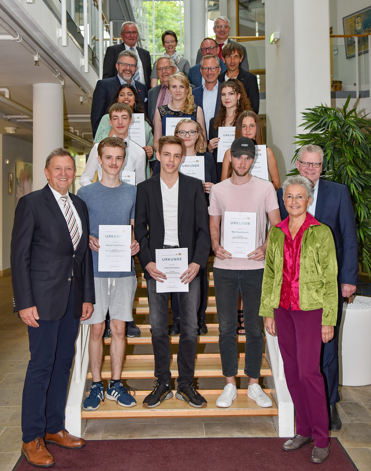 Das Bild zeigt (jeweils von links): in der unteren Reihe Landrat Hermann Hübner, Marcel Hirschmann, Fabio Schumann, Max Frauenknecht, Schulamtsdirektorin Marina Lindner und den 2. Bürgermeister von Bayreuth, Thomas Ebersberger; darüber Lucas Gottwald, Kristin Opel, Armina Terakaj; darüber Dilara Dervisogullari, Lina Schatz, Svetlana Andrijanova; darüber HWK-Präsident Thomas Zimmer, Kreishandwerksmeister Peter Engelbrecht, IHK-Vizepräsident, der 2. Bürgermeister von Pegnitz Wolfgang Nierhoff, ganz oben der 3. Bürgermeister von Bindlach, Werner Hereth, Schulrätin Petra Rauh, 2. Bürgermeister von Speichersdorf Rudolf Heier und Schualmtsdirektor Werner Lutz. Das Bild zeigt (jeweils von links): in der unteren Reihe Landrat Hermann Hübner, Marcel Hirschmann, Fabio Schumann, Max Frauenknecht, Schulamtsdirektorin Marina Lindner und den 2. Bürgermeister von Bayreuth, Thomas Ebersberger; darüber Lucas Gottwald, Kristin Opel, Armina Terakaj; darüber Dilara Dervisogullari, Lina Schatz, Svetlana Andrijanova; darüber HWK-Präsident Thomas Zimmer, Kreishandwerksmeister Peter Engelbrecht, IHK-Vizepräsident, der 2. Bürgermeister von Pegnitz Wolfgang Nierhoff, ganz oben der 3. Bürgermeister von Bindlach, Werner Hereth, Schulrätin Petra Rauh, 2. Bürgermeister von Speichersdorf Rudolf Heier und Schualmtsdirektor Werner Lutz.