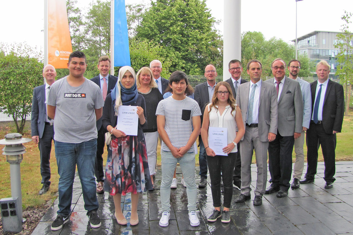 Von links Schulrat Ulrich Lang, Koray Yobas, Landrat Oliver Bär, Rahaf Albaghdadi, Michaela Neumann von der Christian-Wolfrum-Schule, IHK Vizepräsident Dr. Heinrich Strunz, Mostafa Khodadadi, Petra Ziegler von der Münster Mittelschule, Jens Neudert von der Mittelschule Bayerisches Vogtland, Maria Schmidt, Kreishandwerksmeister Christian Herpich, Schulamtsdirektor Stefan Stadelmann, Bürgermeister Eberhard Siller und Torsten Leucht, Geschäftsführer der Kreishandwerkerschaft Hochfranken. Auf dem Bild fehlt Jule Michalik. Von links Schulrat Ulrich Lang, Koray Yobas, Landrat Oliver Bär, Rahaf Albaghdadi, Michaela Neumann von der Christian-Wolfrum-Schule, IHK Vizepräsident Dr. Heinrich Strunz, Mostafa Khodadadi, Petra Ziegler von der Münster Mittelschule, Jens Neudert von der Mittelschule Bayerisches Vogtland, Maria Schmidt, Kreishandwerksmeister Christian Herpich, Schulamtsdirektor Stefan Stadelmann, Bürgermeister Eberhard Siller und Torsten Leucht, Geschäftsführer der Kreishandwerkerschaft Hochfranken. Auf dem Bild fehlt Jule Michalik.