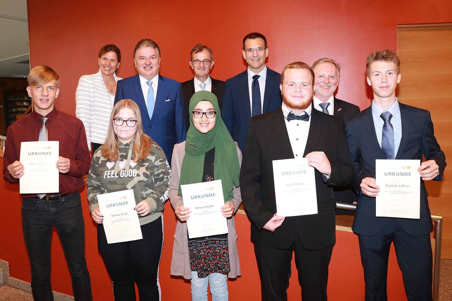 Vordere Reihe von links Felix Friedrich, Saskia Voit, Aleyna Aydin, Lars Müller und Bastian Lehner.Hintere Reihe von links Schulrätin Kerstin Zapf, Landrat Klaus Peter Söllner, stv. Vorsitzender des IHK-Gremiums Kulmbach, Harry Weiß, Schulamtsdirektor Michael Hack und Kreishandwerksmeister Günther Stenglein. Vordere Reihe von links Felix Friedrich, Saskia Voit, Aleyna Aydin, Lars Müller und Bastian Lehner.Hintere Reihe von links Schulrätin Kerstin Zapf, Landrat Klaus Peter Söllner, stv. Vorsitzender des IHK-Gremiums Kulmbach, Harry Weiß, Schulamtsdirektor Michael Hack und Kreishandwerksmeister Günther Stenglein.