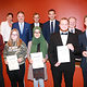 Vordere Reihe von links Felix Friedrich, Saskia Voit, Aleyna Aydin, Lars Müller und Bastian Lehner.Hintere Reihe von links Schulrätin Kerstin Zapf, Landrat Klaus Peter Söllner, stv. Vorsitzender des IHK-Gremiums Kulmbach, Harry Weiß, Schulamtsdirektor Michael Hack und Kreishandwerksmeister Günther Stenglein.