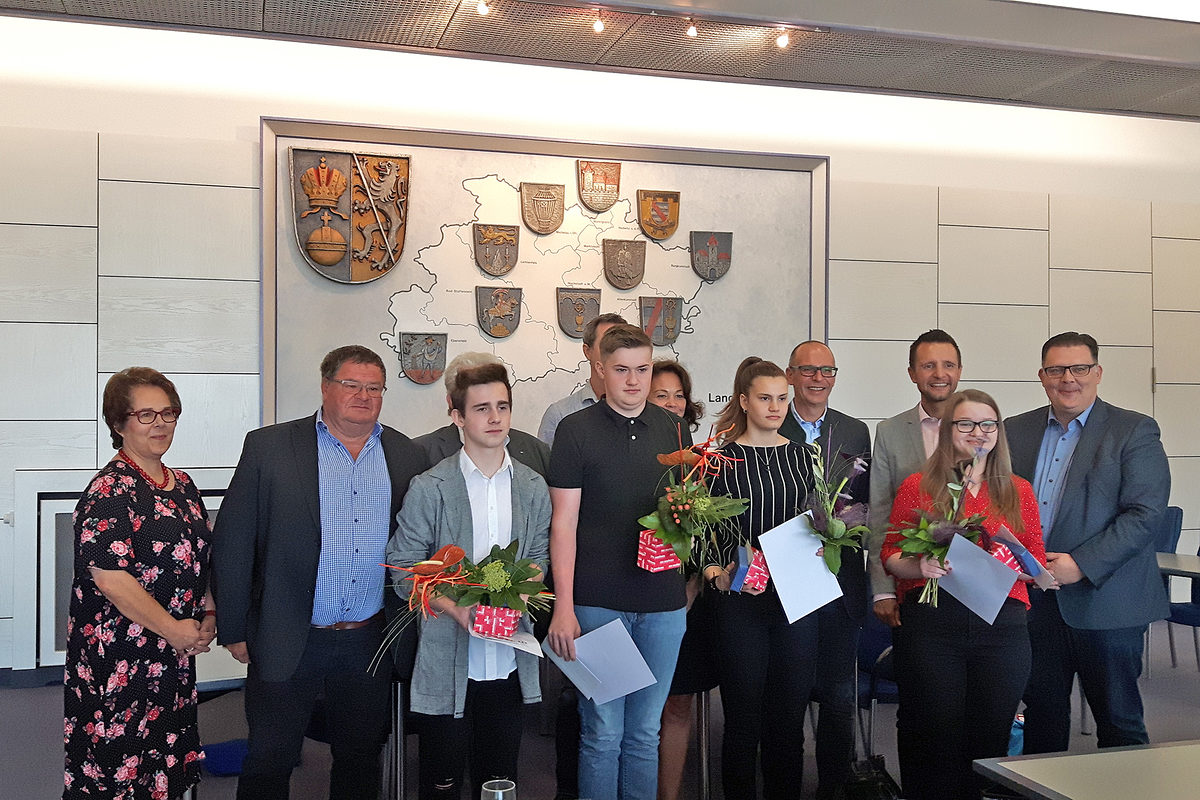 Vordere Reihe von links Murmurachi Alex-John, Andreas Dauer, Shirley Koschig und Christina Petzold.Hintere Reihe von links Frau Eschenbacher vom Personalrat, Kreishandwerksmeister Matthias Söllner, Fred Wunder von der IHK für Oberfranken (verdeckt), Herr Jessberger vom Personalrat (verdeckt), Schulrätin Stefanie Mayr-Leidnecker, Landrat Christian Meißner, Bürgermeister Andras Hügerich und der Geschäftsstellenleiter der Kreishandwerkerschaft Lichtenfels Danny Dobmeier. Vordere Reihe von links Murmurachi Alex-John, Andreas Dauer, Shirley Koschig und Christina Petzold.Hintere Reihe von links Frau Eschenbacher vom Personalrat, Kreishandwerksmeister Matthias Söllner, Fred Wunder von der IHK für Oberfranken (verdeckt), Herr Jessberger vom Personalrat (verdeckt), Schulrätin Stefanie Mayr-Leidnecker, Landrat Christian Meißner, Bürgermeister Andras Hügerich und der Geschäftsstellenleiter der Kreishandwerkerschaft Lichtenfels Danny Dobmeier.