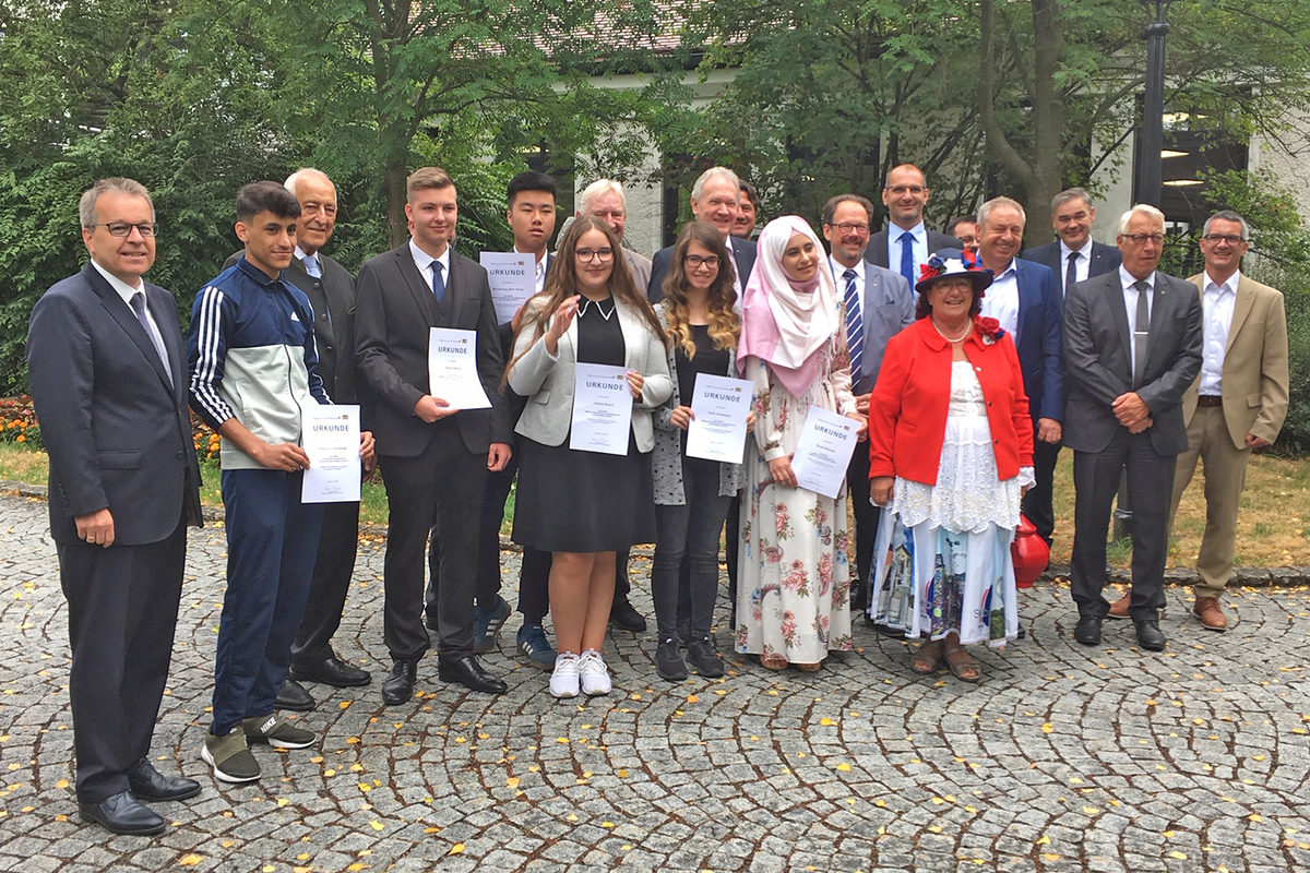 Von links Schulamtsdirektor Günter Tauber, Sulaiman Almokhlef, Heinz Dreher, 3. Bürgermeister aus Marktredwitz, HWK-Vizepräsident Heinz Sattler (verdeckt), Tilman Böttig, Minhthang DinhDang, Juliana Braun, Wilfried Kukla, 3. Bürgermeister aus Wunsiedel, Aylin Kocakaya, Landrat Dr. Karl Döhler, Stefan Müller, Schulleiter der Jean-Paul-Mittelschule Wunsiedel, Esraa Sherbaji, Stellvertretender Kreishandwerksmeister Hochfranken Michael Göbel, Carsten Kunstmann, Schulleiter der Dr.-Franz-Bogner-Mittelschule Selb, Dorothea Schmid, 2. Bürgermeisterin aus Selb, Rolf Brilla von der IHK, Bürgermeister Stefan Göcking aus Arzberg und Andreas Wuttke, Schulleiter der Alexander-von-Humboldt Mittelschule Marktredwitz. Von links Schulamtsdirektor Günter Tauber, Sulaiman Almokhlef, Heinz Dreher, 3. Bürgermeister aus Marktredwitz, HWK-Vizepräsident Heinz Sattler (verdeckt), Tilman Böttig, Minhthang DinhDang, Juliana Braun, Wilfried Kukla, 3. Bürgermeister aus Wunsiedel, Aylin Kocakaya, Landrat Dr. Karl Döhler, Stefan Müller, Schulleiter der Jean-Paul-Mittelschule Wunsiedel, Esraa Sherbaji, Stellvertretender Kreishandwerksmeister Hochfranken Michael Göbel, Carsten Kunstmann, Schulleiter der Dr.-Franz-Bogner-Mittelschule Selb, Dorothea Schmid, 2. Bürgermeisterin aus Selb, Rolf Brilla von der IHK, Bürgermeister Stefan Göcking aus Arzberg und Andreas Wuttke, Schulleiter der Alexander-von-Humboldt Mittelschule Marktredwitz.