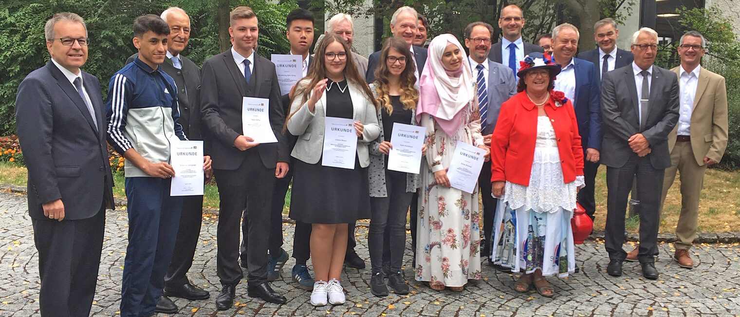 Von links Schulamtsdirektor Günter Tauber, Sulaiman Almokhlef, Heinz Dreher, 3. Bürgermeister aus Marktredwitz, HWK-Vizepräsident Heinz Sattler (verdeckt), Tilman Böttig, Minhthang DinhDang, Juliana Braun, Wilfried Kukla, 3. Bürgermeister aus Wunsiedel, Aylin Kocakaya, Landrat Dr. Karl Döhler, Stefan Müller, Schulleiter der Jean-Paul-Mittelschule Wunsiedel, Esraa Sherbaji, Stellvertretender Kreishandwerksmeister Hochfranken Michael Göbel, Carsten Kunstmann, Schulleiter der Dr.-Franz-Bogner-Mittelschule Selb, Dorothea Schmid, 2. Bürgermeisterin aus Selb, Rolf Brilla von der IHK, Bürgermeister Stefan Göcking aus Arzberg und Andreas Wuttke, Schulleiter der Alexander-von-Humboldt Mittelschule Marktredwitz. Von links Schulamtsdirektor Günter Tauber, Sulaiman Almokhlef, Heinz Dreher, 3. Bürgermeister aus Marktredwitz, HWK-Vizepräsident Heinz Sattler (verdeckt), Tilman Böttig, Minhthang DinhDang, Juliana Braun, Wilfried Kukla, 3. Bürgermeister aus Wunsiedel, Aylin Kocakaya, Landrat Dr. Karl Döhler, Stefan Müller, Schulleiter der Jean-Paul-Mittelschule Wunsiedel, Esraa Sherbaji, Stellvertretender Kreishandwerksmeister Hochfranken Michael Göbel, Carsten Kunstmann, Schulleiter der Dr.-Franz-Bogner-Mittelschule Selb, Dorothea Schmid, 2. Bürgermeisterin aus Selb, Rolf Brilla von der IHK, Bürgermeister Stefan Göcking aus Arzberg und Andreas Wuttke, Schulleiter der Alexander-von-Humboldt Mittelschule Marktredwitz.