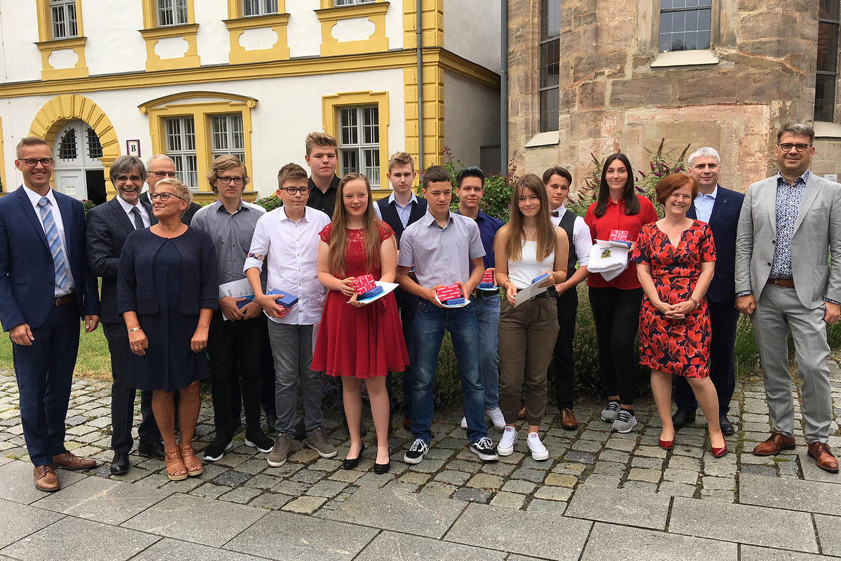 Von links Holger Bezold (Bürgermeister von Dormitz und Neunkirchen), HWK-Hauptgeschäftsführer Thomas Koller , Hanngörg Zimmermann, Bürgermeister von Gößweinstein, stellvertretende Landrätin Rosi Kraus , Ben Krämer, Florian Buus, Sebastian Popp, Lea-Sophie Ruf, Christoph Böhm, Mitsuhi Michael Onishi, Jan-Leon Bauriedel, Ioana-Dorina Ogner, Paul Gottschalk, Lea Leicht, Schulrätin Dr. Cordula Haderlein, Dr. Michael Waasner, Vorsitzender des IHK-Gremiums Forchheim und stellvertretender Kreishandwerksmeister Christian Jaklin. Auf dem Bild fehlt Sandra Kempka. Von links Holger Bezold (Bürgermeister von Dormitz und Neunkirchen), HWK-Hauptgeschäftsführer Thomas Koller , Hanngörg Zimmermann, Bürgermeister von Gößweinstein, stellvertretende Landrätin Rosi Kraus , Ben Krämer, Florian Buus, Sebastian Popp, Lea-Sophie Ruf, Christoph Böhm, Mitsuhi Michael Onishi, Jan-Leon Bauriedel, Ioana-Dorina Ogner, Paul Gottschalk, Lea Leicht, Schulrätin Dr. Cordula Haderlein, Dr. Michael Waasner, Vorsitzender des IHK-Gremiums Forchheim und stellvertretender Kreishandwerksmeister Christian Jaklin. Auf dem Bild fehlt Sandra Kempka.