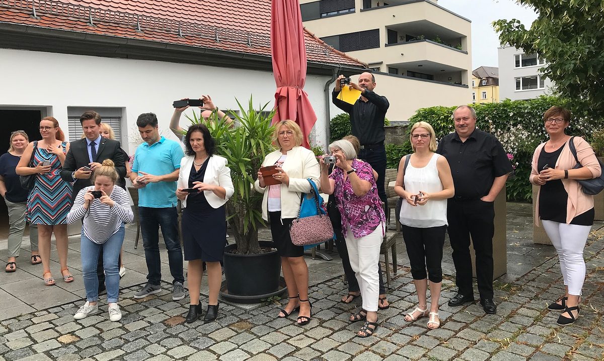 Die besten Absolventinnen und Absolventen der oberfränkischen Mittelschulen waren begehrte Fotomotive: Gäste, Freunde und Familie hielten den besonderen Moment der Auszeichnung fest (hier Forchheim). Die besten Absolventinnen und Absolventen der oberfränkischen Mittelschulen waren begehrte Fotomotive: Gäste, Freunde und Familie hielten den besonderen Moment der Auszeichnung fest (hier Forchheim).