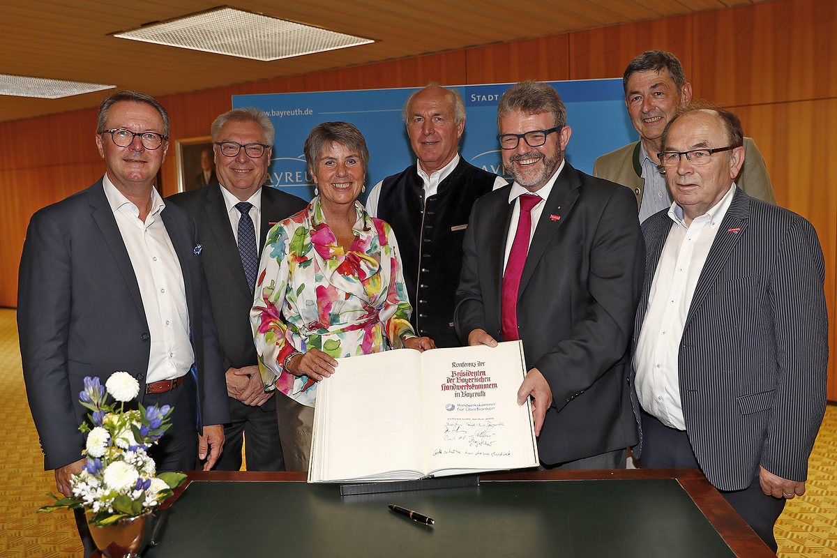Geballte Handwerkskompetenz zu Gast bei Oberbürgermeisterin Brigitte Merk-Erbe. Die amtieren Präsidenten der bayerischen Handwerkskammern trugen sich in das Goldene Buch der Stadt Bayreuth ein. Unser Bild zeigt von links Thomas Pirner (HWK für Mittelfranken), Hans-Peter Rauch (HWK für Schwaben), Franz Xaver Peteranderl (HWK für München und Oberbayern sowie Präsident des Bayerischen Handwerkstages), Thomas Zimmer (HWK für Oberfranken), Dr. Georg Haber (HWK für Niederbayern-Oberpfalz) und Walter Heußlein (HWK für Unterfranken). Präsidententreffen der Bayerischen Handwerkskammern und Empfang der Stadt Bayreuth und Eintrag ins Goldene Buch der Stadt Bayreuth Fotograf Peter Kolb Schlagwort(e): Stadt, 20.07.2019, Präsidententreffen, Handwerkskammer, Empfang, Stadt Bayreuth, Goldene Buch