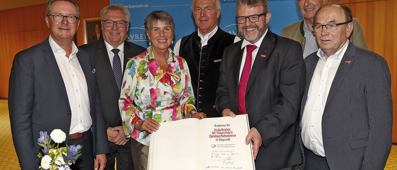Geballte Handwerkskompetenz zu Gast bei Oberbürgermeisterin Brigitte Merk-Erbe. Die amtieren Präsidenten der bayerischen Handwerkskammern trugen sich in das Goldene Buch der Stadt Bayreuth ein. Unser Bild zeigt von links Thomas Pirner (HWK für Mittelfranken), Hans-Peter Rauch (HWK für Schwaben), Franz Xaver Peteranderl (HWK für München und Oberbayern sowie Präsident des Bayerischen Handwerkstages), Thomas Zimmer (HWK für Oberfranken), Dr. Georg Haber (HWK für Niederbayern-Oberpfalz) und Walter Heußlein (HWK für Unterfranken). Präsidententreffen der Bayerischen Handwerkskammern und Empfang der Stadt Bayreuth und Eintrag ins Goldene Buch der Stadt Bayreuth Fotograf Peter Kolb Schlagwort(e): Stadt, 20.07.2019, Präsidententreffen, Handwerkskammer, Empfang, Stadt Bayreuth, Goldene Buch
