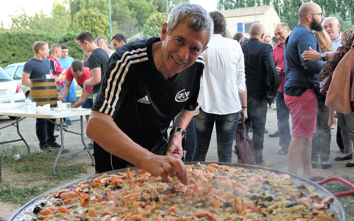 Luc Garcia in einem seiner Elemente - als Koch der berühmten Paella, die er immer nach dem Fußballspiel der französischen gegen die deutschen Auszubildenden servierte.