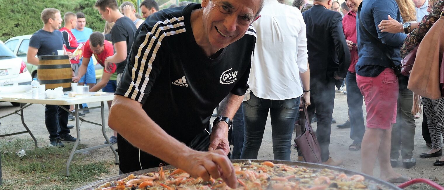 Luc Garcia in einem seiner Elemente - als Koch der berühmten Paella, die er immer nach dem Fußballspiel der französischen gegen die deutschen Auszubildenden servierte. Luc Garcia in einem seiner Elemente - als Koch der berühmten Paella, die er immer nach dem Fußballspiel der französischen gegen die deutschen Auszubildenden servierte.