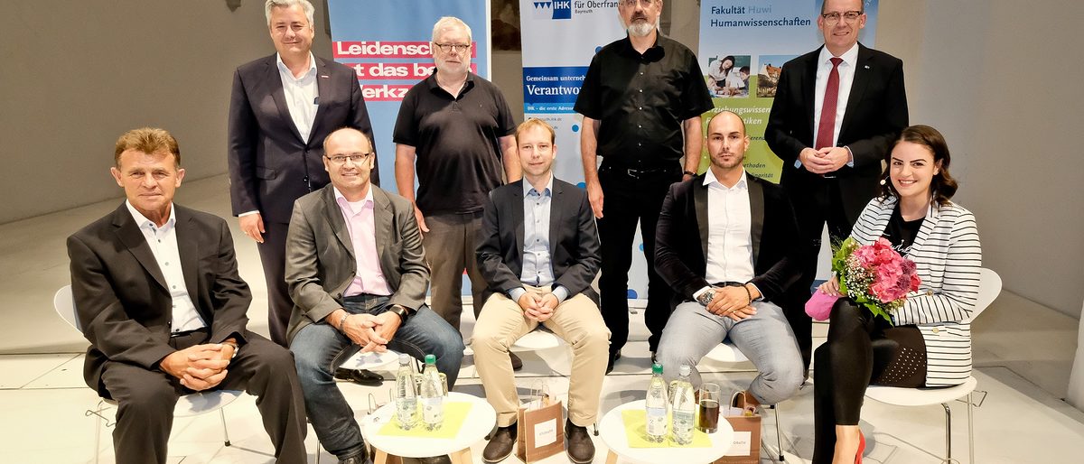 Die Veranstalter und das Podium der Tandemreihe zum Spitzensport: der Vizepräsident der Handwerkskammer für Oberfranken, Matthias Graßmann, der Präsident der Universität Bamberg, Prof. Dr. Dr. habil. Godehard Ruppert, der Vizepräsident für Technologie und Innovation an der Universität Bamberg, Prof. Dr. rer. nat. Guido Wirtz und Wolfram Brehm, Geschäftsführer der IHK für Oberfranken Bayreuth (obere Reihe von links), Prof. Dr. Stefan Voll, Erich Goldammer (Geschäftsführer der Bechert Technik & Service GmbH, Bayreuth), Jan Gorr (Trainer des HSC Coburg 2000), Deniz Bozkurt (Geschäftsführer der ONE MORE Dienstleistung GmbH, Bamberg) und Moderatorin Caroline Oberleiter von der IHK (untere Reihe von links). Die Veranstalter und das Podium der Tandemreihe zum Spitzensport: der Vizepräsident der Handwerkskammer für Oberfranken, Matthias Graßmann, der Präsident der Universität Bamberg, Prof. Dr. Dr. habil. Godehard Ruppert, der Vizepräsident für Technologie und Innovation an der Universität Bamberg, Prof. Dr. rer. nat. Guido Wirtz und Wolfram Brehm, Geschäftsführer der IHK für Oberfranken Bayreuth (obere Reihe von links), Prof. Dr. Stefan Voll, Erich Goldammer (Geschäftsführer der Bechert Technik & Service GmbH, Bayreuth), Jan Gorr (Trainer des HSC Coburg 2000), Deniz Bozkurt (Geschäftsführer der ONE MORE Dienstleistung GmbH, Bamberg) und Moderatorin Caroline Oberleiter von der IHK (untere Reihe von links).