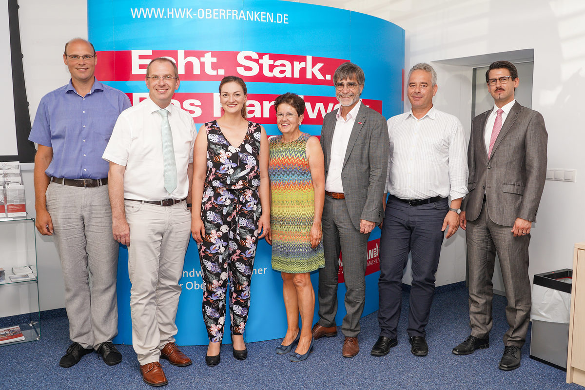 Von links: Prof. Dr. Michael Guthe (Universität Bayreuth), Prof. Dr. Torsten Eymann (Universität Bayreuth), Staatsministerin Judith Gerlach, MdL, Gudrun Brendel-Fischer, MdL, Hauptgeschäftsführer Thomas Koller (HWK für Oberfranken), Prof. Dr. Valentin Plenk (Hochschule Hof), Dr. Dominik Erhard (IHK für Oberfranken Bayreuth) Von links: Prof. Dr. Michael Guthe (Universität Bayreuth), Prof. Dr. Torsten Eymann (Universität Bayreuth), Staatsministerin Judith Gerlach, MdL, Gudrun Brendel-Fischer, MdL, Hauptgeschäftsführer Thomas Koller (HWK für Oberfranken), Prof. Dr. Valentin Plenk (Hochschule Hof), Dr. Dominik Erhard (IHK für Oberfranken Bayreuth)