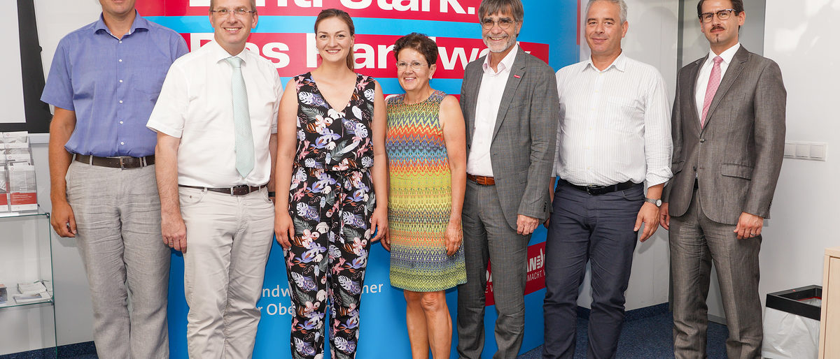 Von links: Prof. Dr. Michael Guthe (Universität Bayreuth), Prof. Dr. Torsten Eymann (Universität Bayreuth), Staatsministerin Judith Gerlach, MdL, Gudrun Brendel-Fischer, MdL, Hauptgeschäftsführer Thomas Koller (HWK für Oberfranken), Prof. Dr. Valentin Plenk (Hochschule Hof), Dr. Dominik Erhard (IHK für Oberfranken Bayreuth) Von links: Prof. Dr. Michael Guthe (Universität Bayreuth), Prof. Dr. Torsten Eymann (Universität Bayreuth), Staatsministerin Judith Gerlach, MdL, Gudrun Brendel-Fischer, MdL, Hauptgeschäftsführer Thomas Koller (HWK für Oberfranken), Prof. Dr. Valentin Plenk (Hochschule Hof), Dr. Dominik Erhard (IHK für Oberfranken Bayreuth)