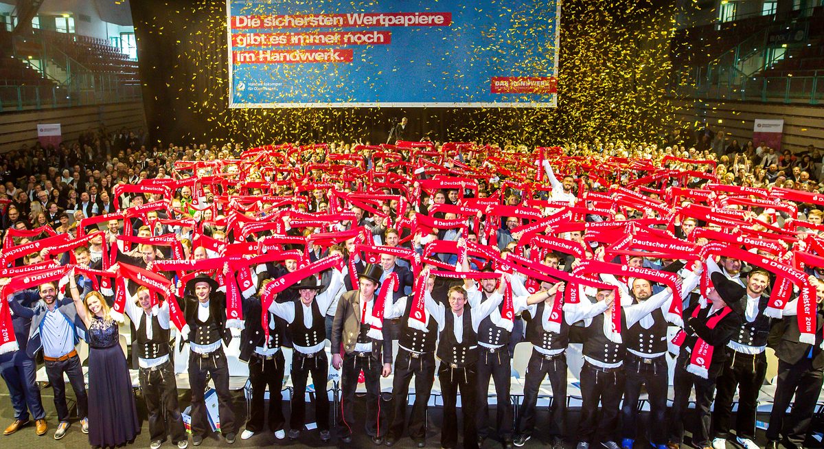 Voraussichtlich schon ab kommendem Jahr stehen zwölf weitere Gewerke unter dem sogenannten Meistervorbehalt. Diese Berufe können ihren fachlich top qualifizierten Nachwuchs bei der Meisterfeier des HWK für Oberfranken entsprechend ordentlich feiern. hwk