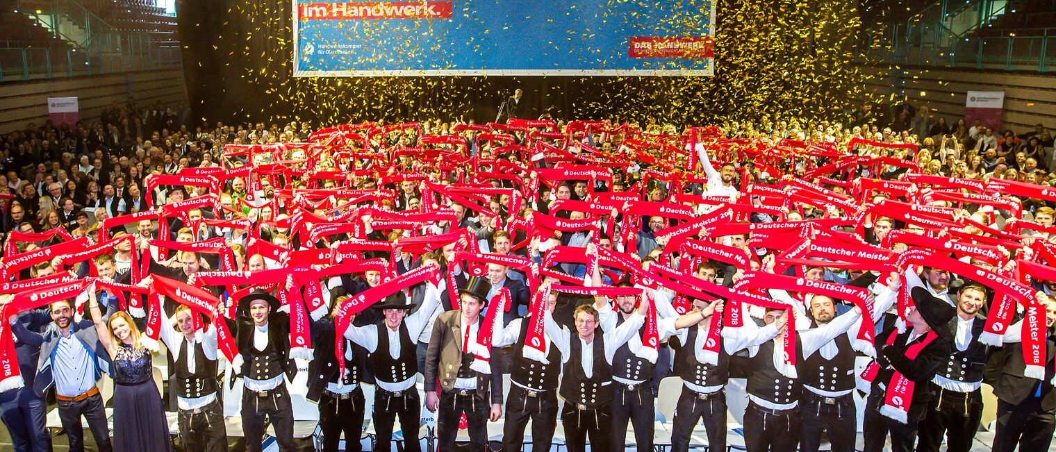 Voraussichtlich schon ab kommendem Jahr stehen zwölf weitere Gewerke unter dem sogenannten Meistervorbehalt. Diese Berufe können ihren fachlich top qualifizierten Nachwuchs bei der Meisterfeier des HWK für Oberfranken entsprechend ordentlich feiern. hwk