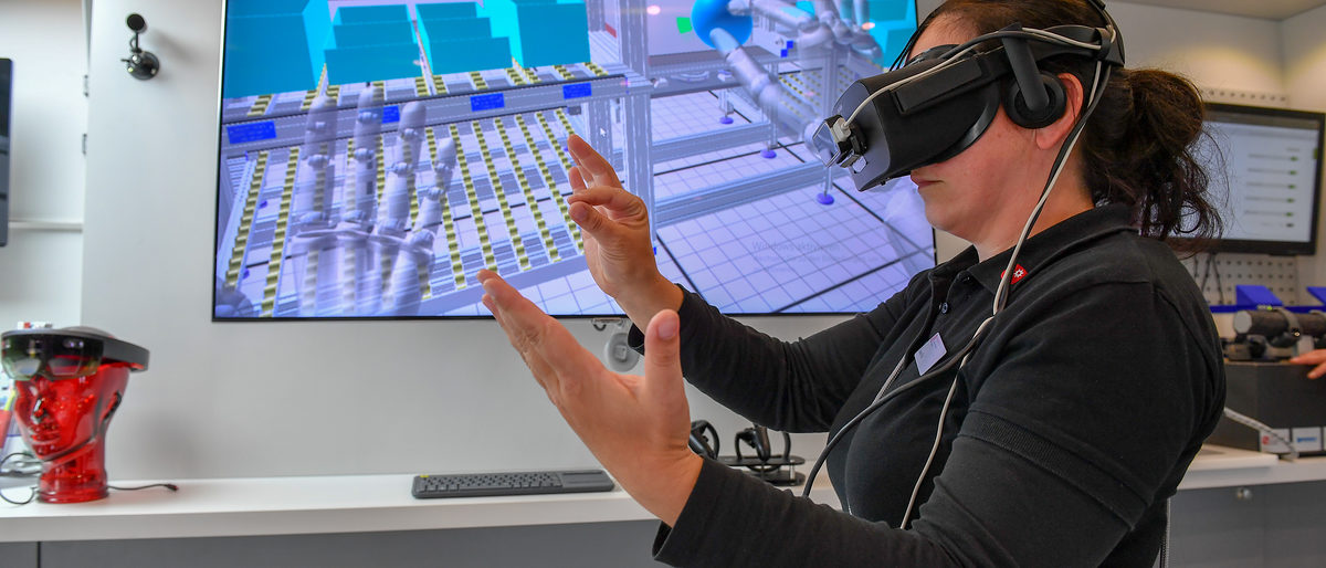 Im Mittelstand 4.0_Mobil ließen sich die Teilnehmer des Digitalisierungstages in virtuelle Planungstools einführen. Im Mittelstand 4.0_Mobil ließen sich die Teilnehmer des Digitalisierungstages in virtuelle Planungstools einführen.