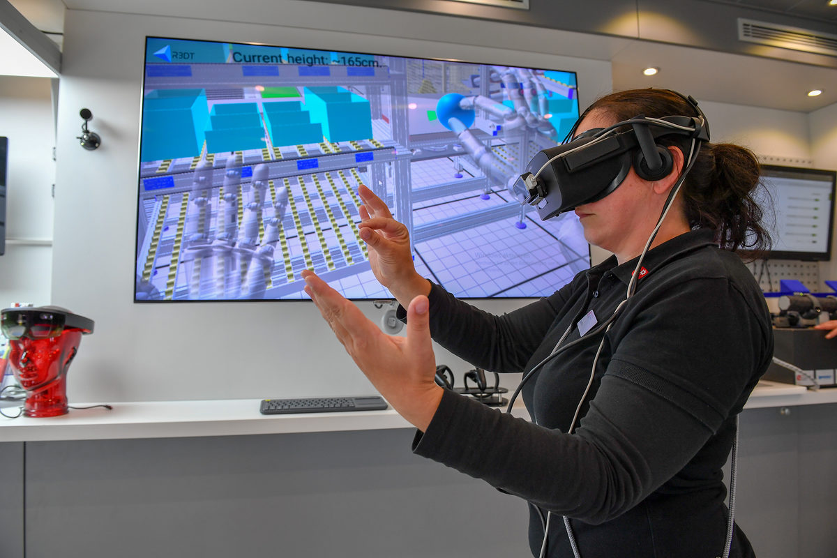 Im Mittelstand 4.0_Mobil ließen sich die Teilnehmer des Digitalisierungstages in virtuelle Planungstools einführen. Im Mittelstand 4.0_Mobil ließen sich die Teilnehmer des Digitalisierungstages in virtuelle Planungstools einführen.