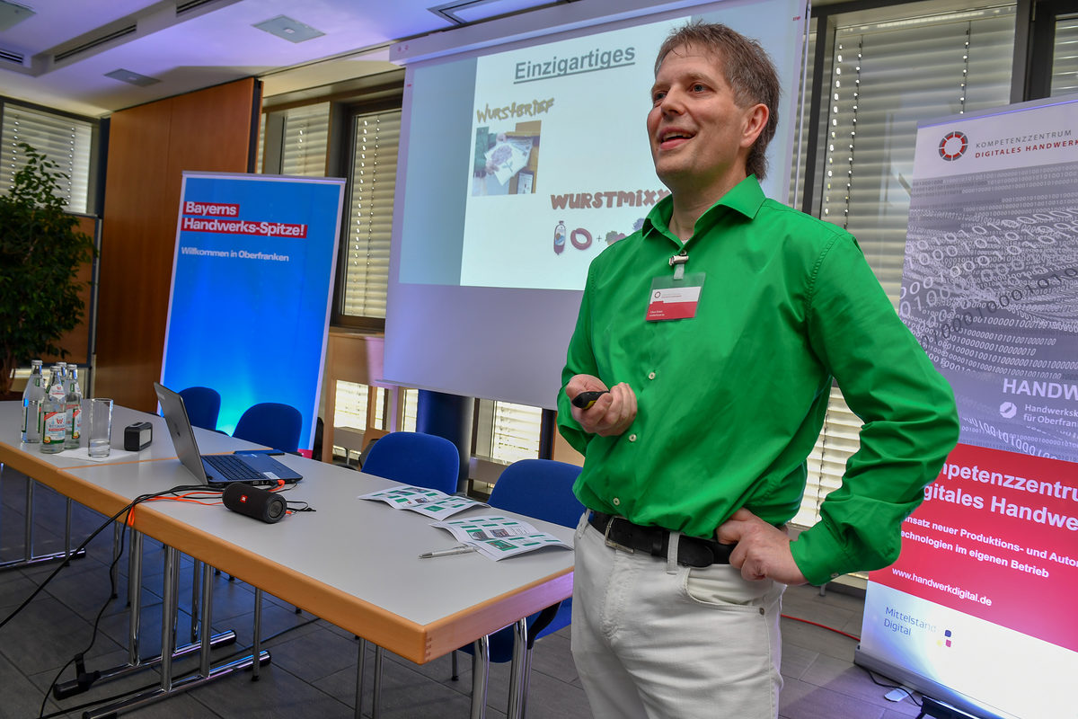 Anderer Ansatz, anderer Vortrag: Metzgermeister Claus Böbel sieht dank Internet und Social Media die Möglichkeit, Menschen auf der ganzen Welt zu Kunden zu machen. Er setzt dabei auf small talk. Anderer Ansatz, anderer Vortrag: Metzgermeister Claus Böbel sieht dank Internet und Social Media die Möglichkeit, Menschen auf der ganzen Welt zu Kunden zu machen. Er setzt dabei auf small talk.