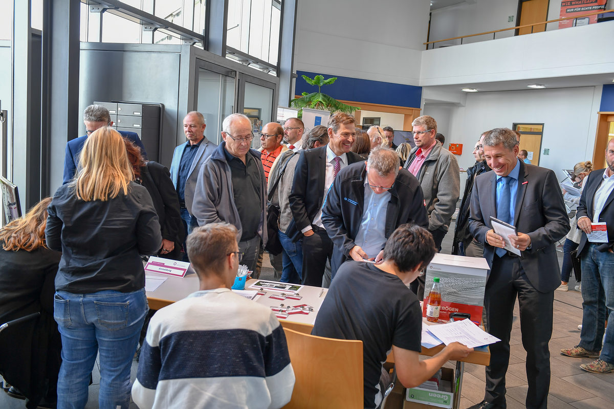 Gut 120 Teilnehmerinnen und Teilnehmer nutzten den Digitalisierungstag des KDH und der HWK für Oberfranken, um sich kompakt über die wichtigsten Themen zu informieren. Gut 120 Teilnehmerinnen und Teilnehmer nutzten den Digitalisierungstag des KDH und der HWK für Oberfranken, um sich kompakt über die wichtigsten Themen zu informieren.